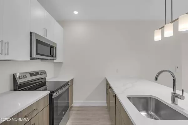 Keansburg, NJ 07734,19 Carr Avenue #211