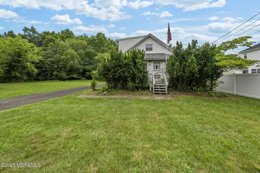 17 Wood Avenue, Englishtown, NJ 07726