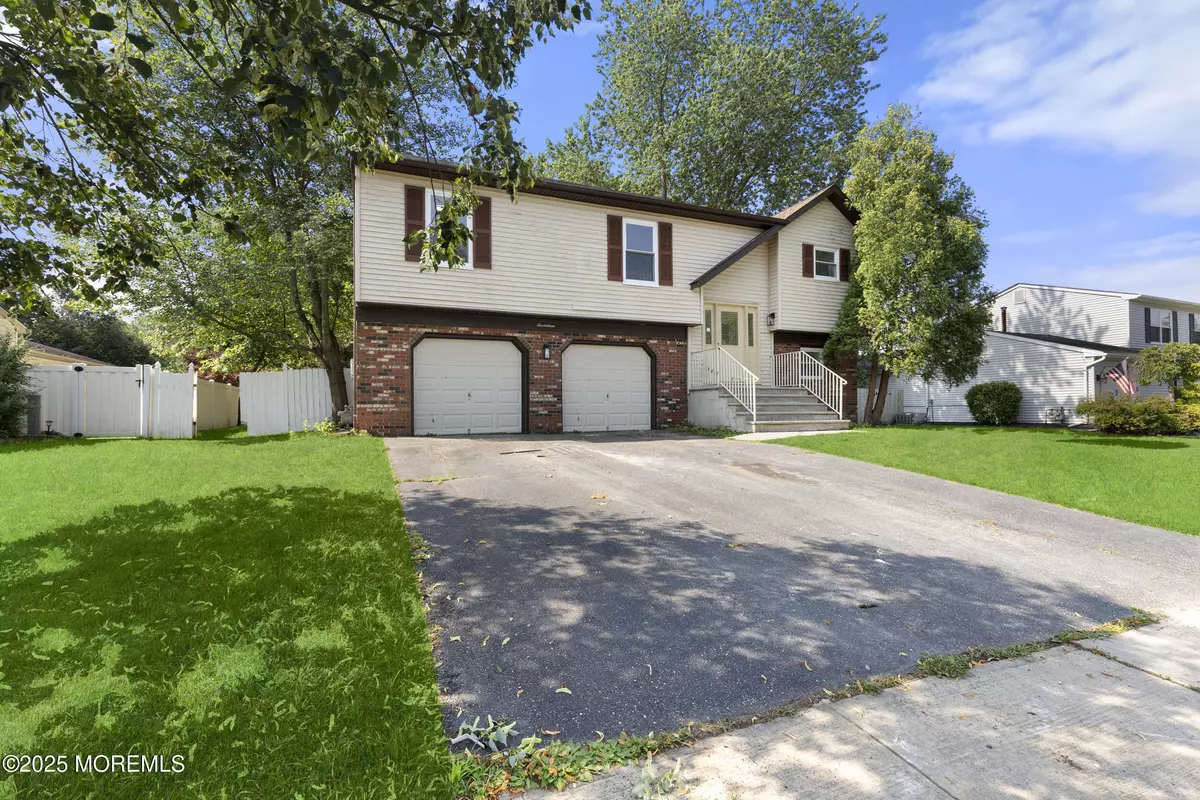 Howell, NJ 07731,17 Cherry Bend Drive