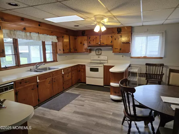 Eatontown, NJ 07724,10 Weston Place