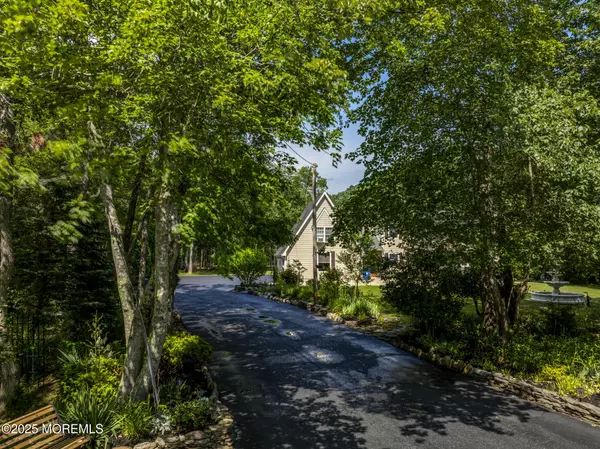 Manahawkin, NJ 08050,384 Hilliard Boulevard