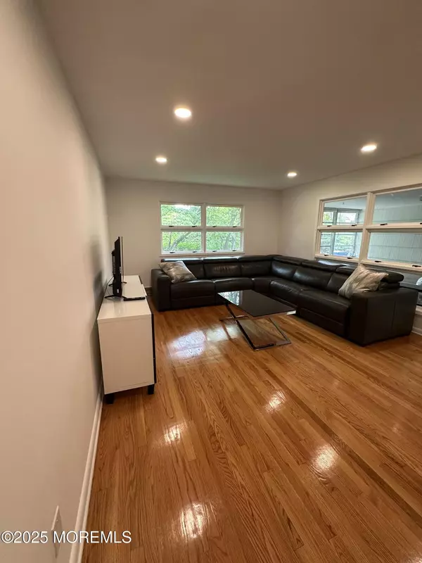 Oakhurst, NJ 07755,172 Larchwood Avenue