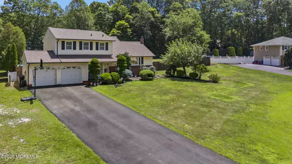 Manalapan, NJ 07726,1 Spruce Way