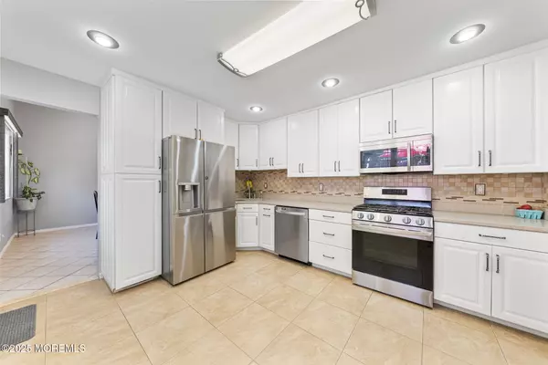 Manalapan, NJ 07726,1 Spruce Way