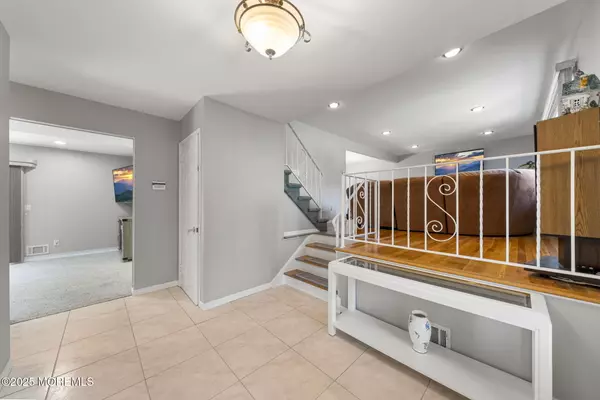 Manalapan, NJ 07726,1 Spruce Way