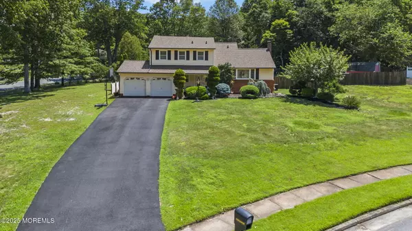 Manalapan, NJ 07726,1 Spruce Way