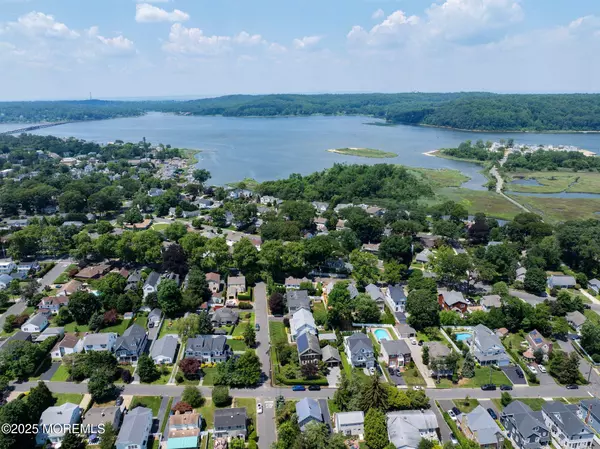 Rumson, NJ 07760,18 Holly Street