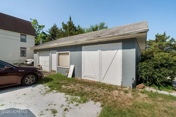 Tuckerton, NJ 08087,370 S Green Street