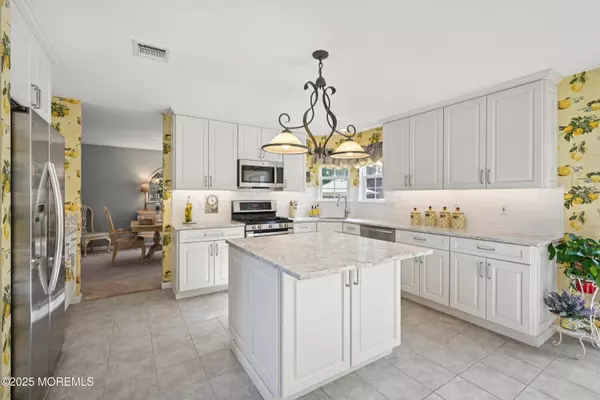 Barnegat, NJ 08005,21 Orchid Lane