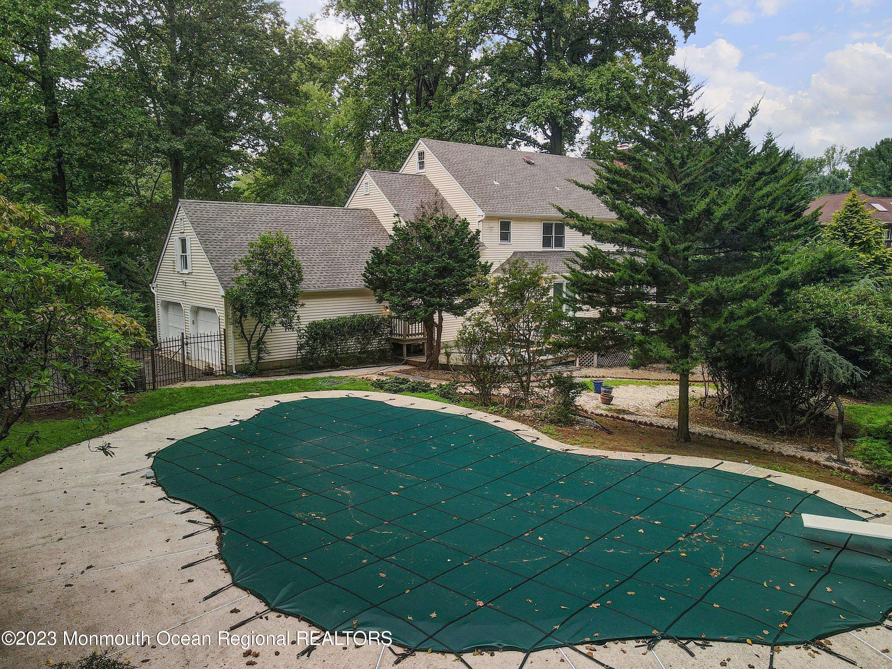 Holmdel, NJ 07733,18 Seven Oaks Drive