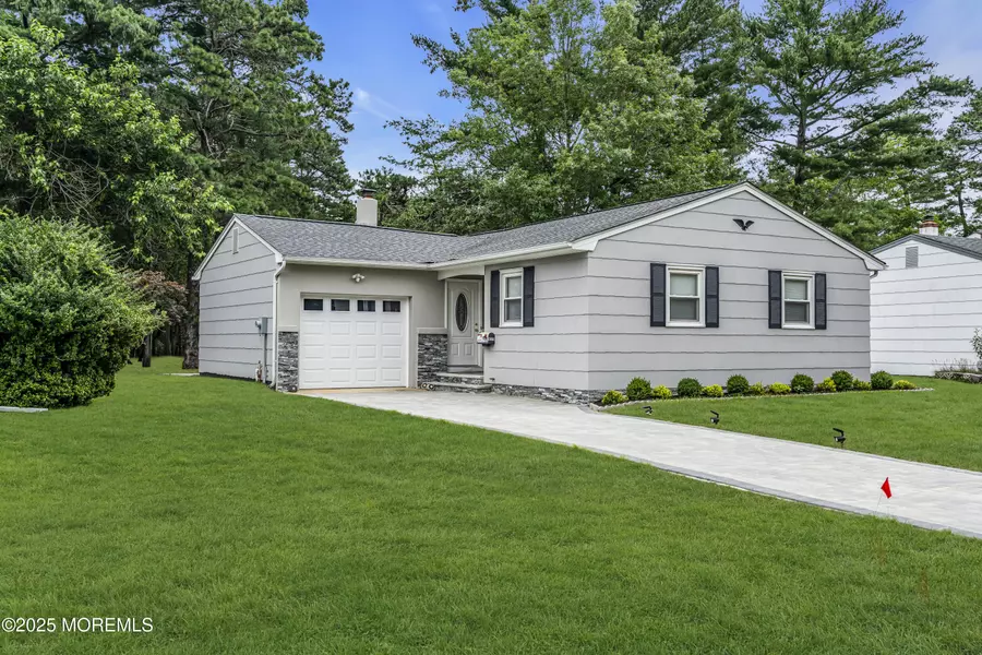 925 Edgebrook Drive N, Toms River, NJ 08757