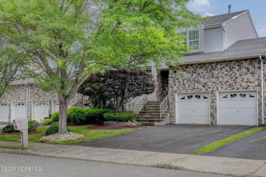 33 Hummingbird Court, Marlboro, NJ 07746