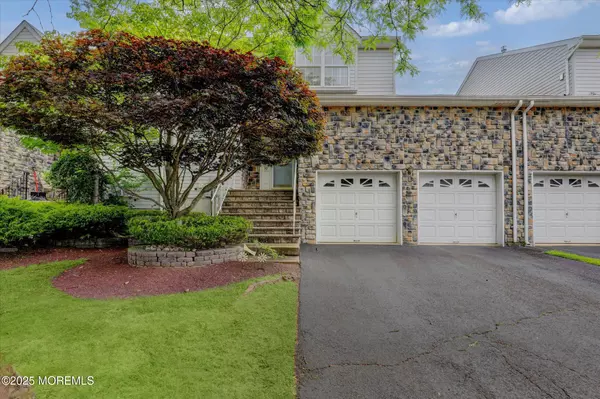Marlboro, NJ 07746,33 Hummingbird Court