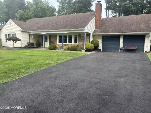 40 Smallwood Lane, Manalapan, NJ 07726