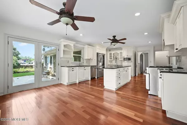Rumson, NJ 07760,3 E River Road
