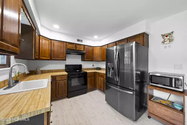 East Brunswick, NJ 08816,33 Wilson Court