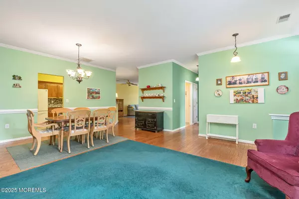 Lakewood, NJ 08701,47 Golden Willows Avenue
