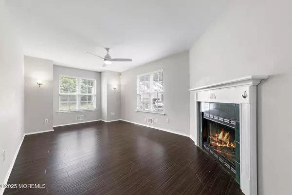 Manalapan, NJ 07726,81 Atrium Way #8-1
