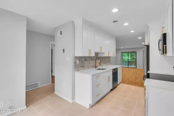 Manalapan, NJ 07726,70 Overlook Way #A