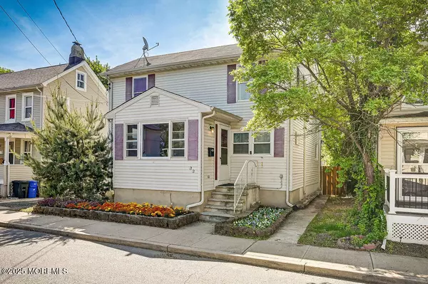 Keyport, NJ 07735,33 Oak Street