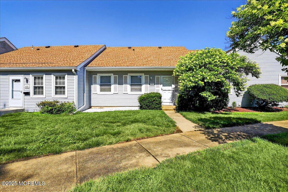 21 Plaza Del Campillo #E, Freehold, NJ 07728