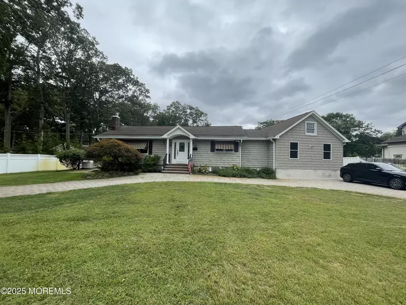 72 Whalepond Road, Oakhurst, NJ 07755