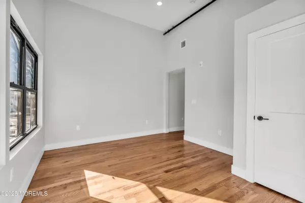 Red Bank, NJ 07701,7 Broad Street #3