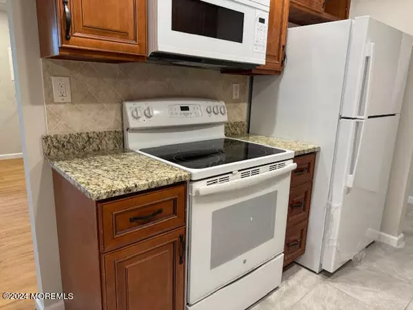 Manalapan, NJ 07726,22 Amberly Drive #B