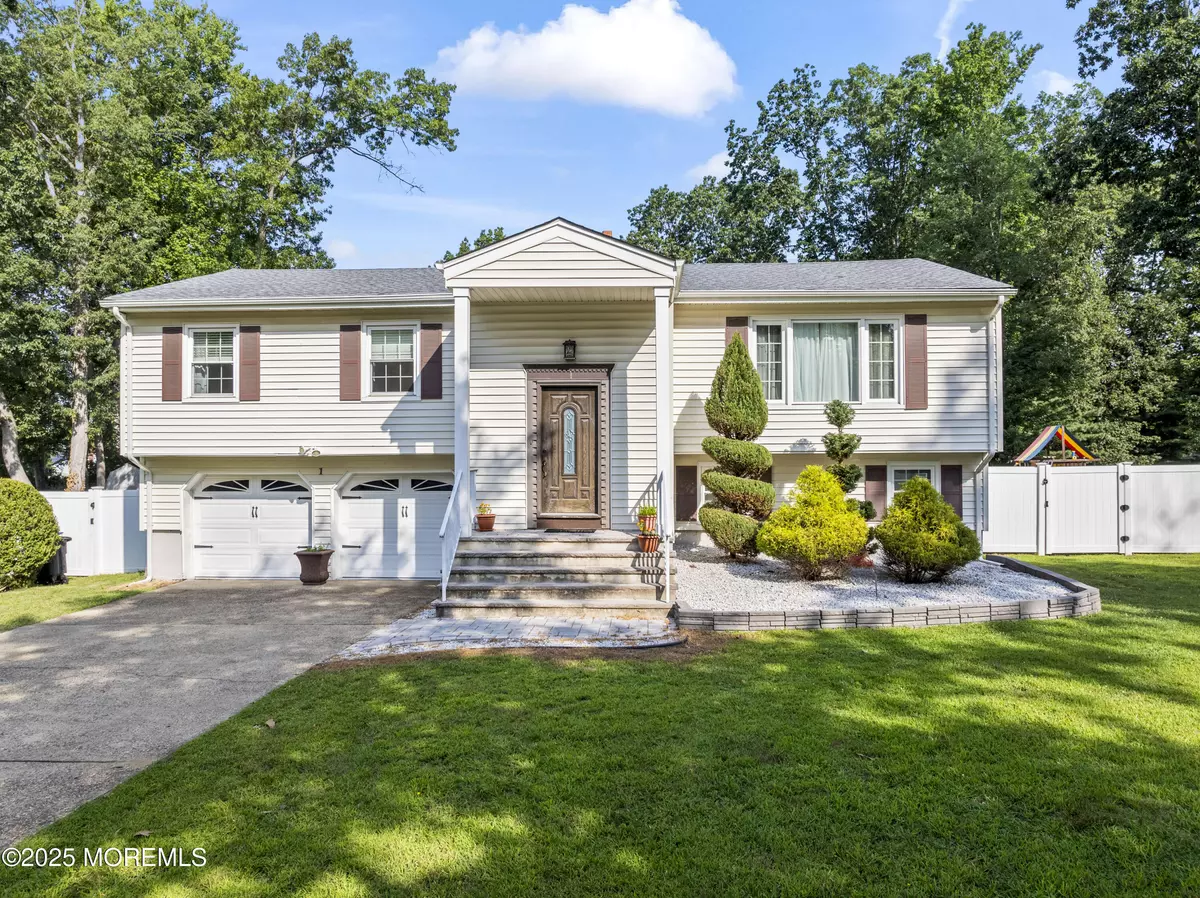 Manalapan, NJ 07726,1 Vicksburg Drive