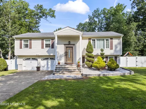1 Vicksburg Drive,  Manalapan,  NJ 07726