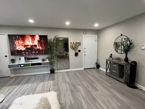 Eatontown, NJ 07724,14 Juniper Lane
