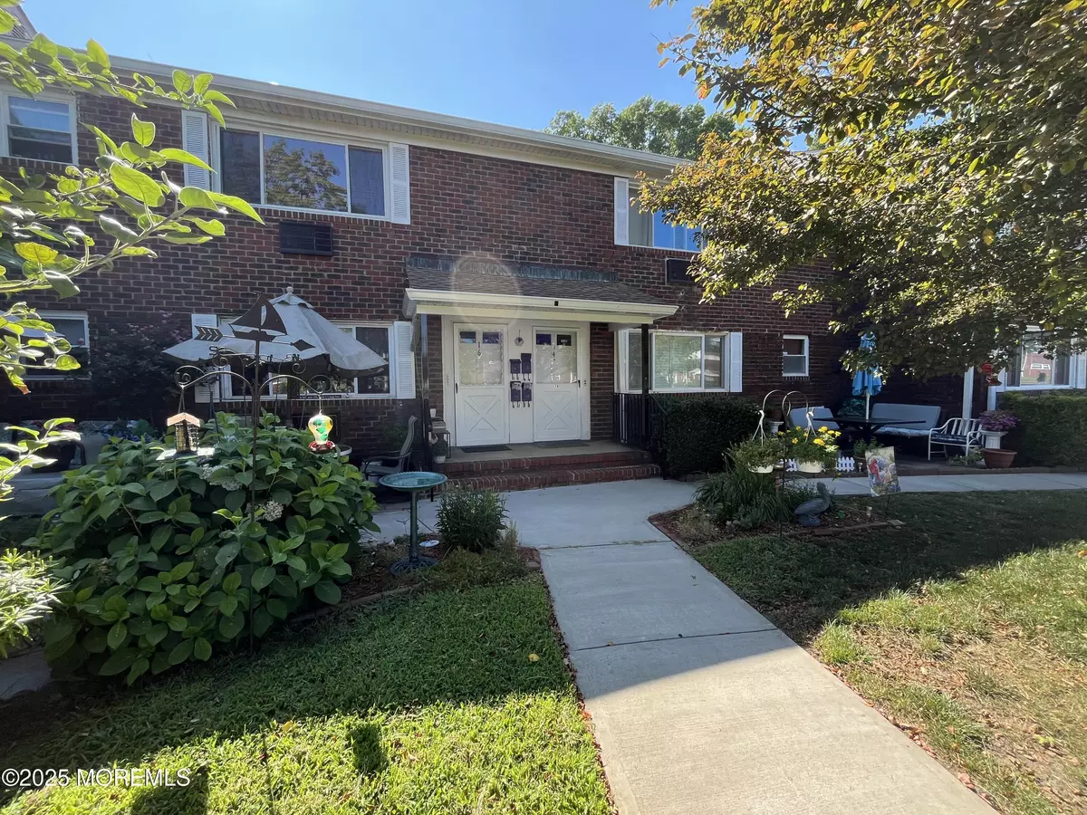 Eatontown, NJ 07724,14 Juniper Lane