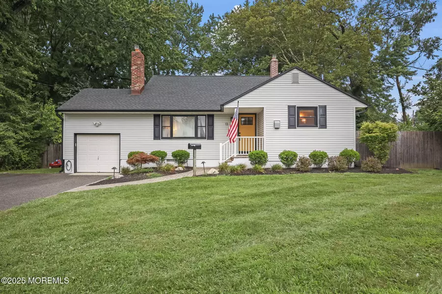13 Woodland Road, Holmdel, NJ 07733