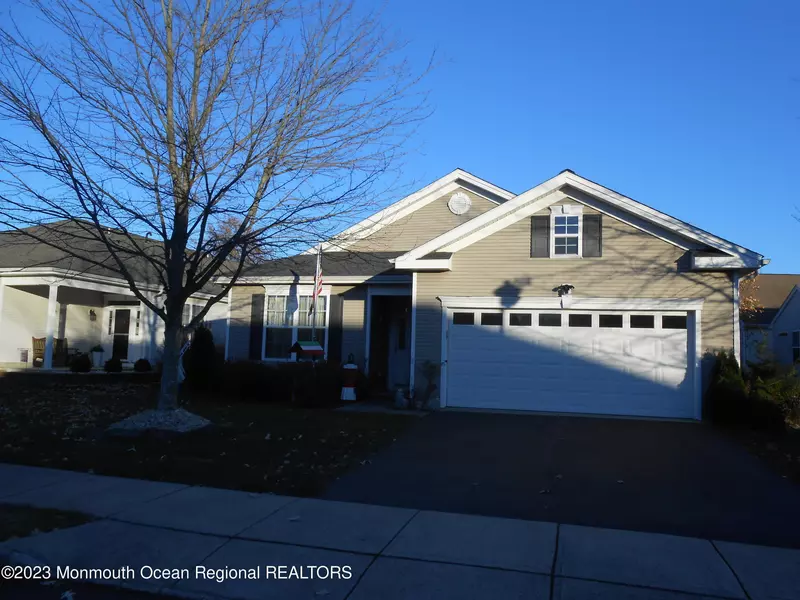 4 Hidden Lake Circle, Barnegat, NJ 08005