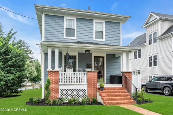 Rumson, NJ 07760,32 Holly Street