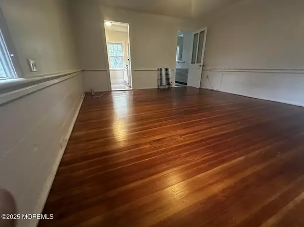 Oakhurst, NJ 07755,7 Monmouth Road #1-3