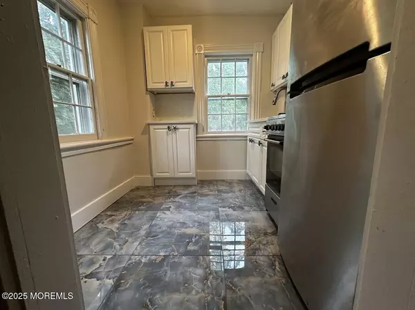 Oakhurst, NJ 07755,7 Monmouth Road #1-3