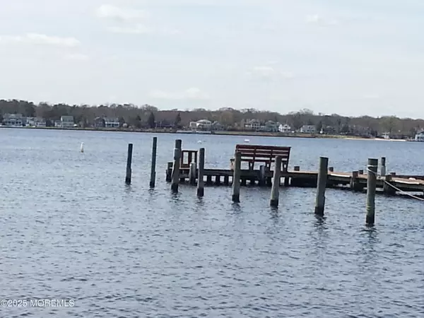 11 River Drive, Toms River, NJ 08753