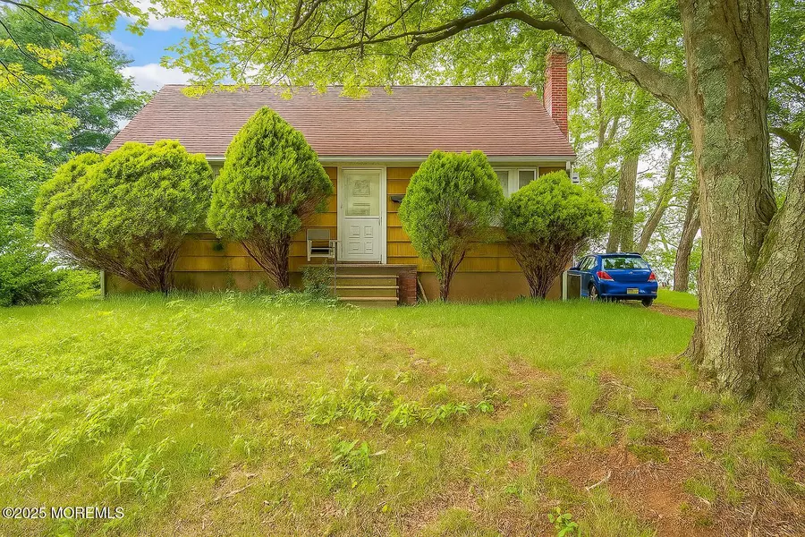 32 Lake Boulevard, Aberdeen, NJ 07747