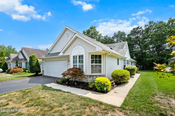27 Pine Hollow Lane, Lakewood, NJ 08701