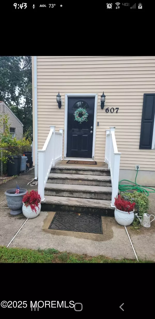 Lakehurst, NJ 08733,607 Maple Street