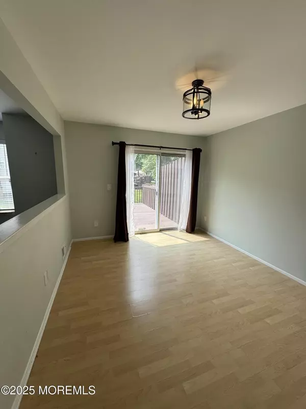 Manalapan, NJ 07726,81 Atrium Way #8-1