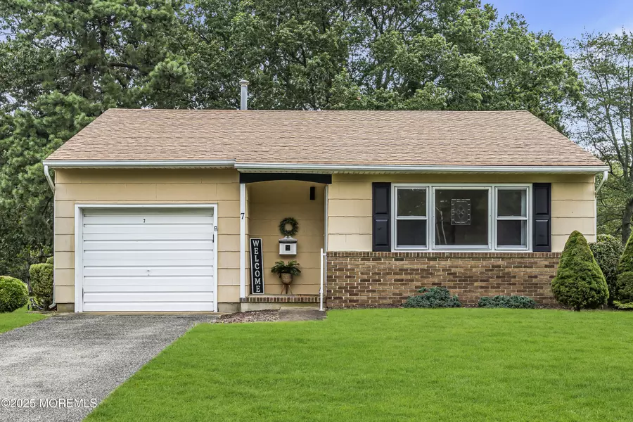 7 Oxford Drive, Toms River, NJ 08757
