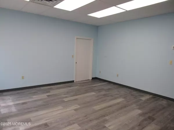 Monroe, NJ 08831,983 State Route 33 #B