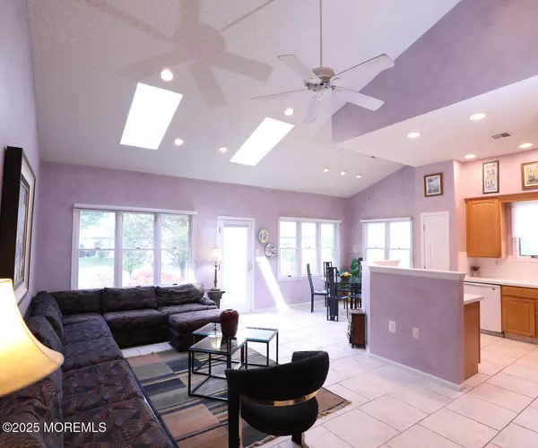 18 Kingston Court, Jamesburg, NJ 08831