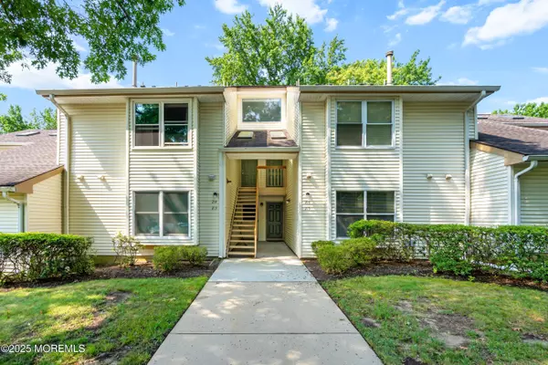 215 Ravenswood Road, Englishtown, NJ 07726