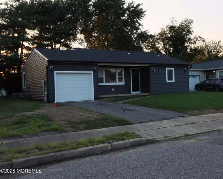 18 Bolingbroke Drive, Toms River, NJ 08757