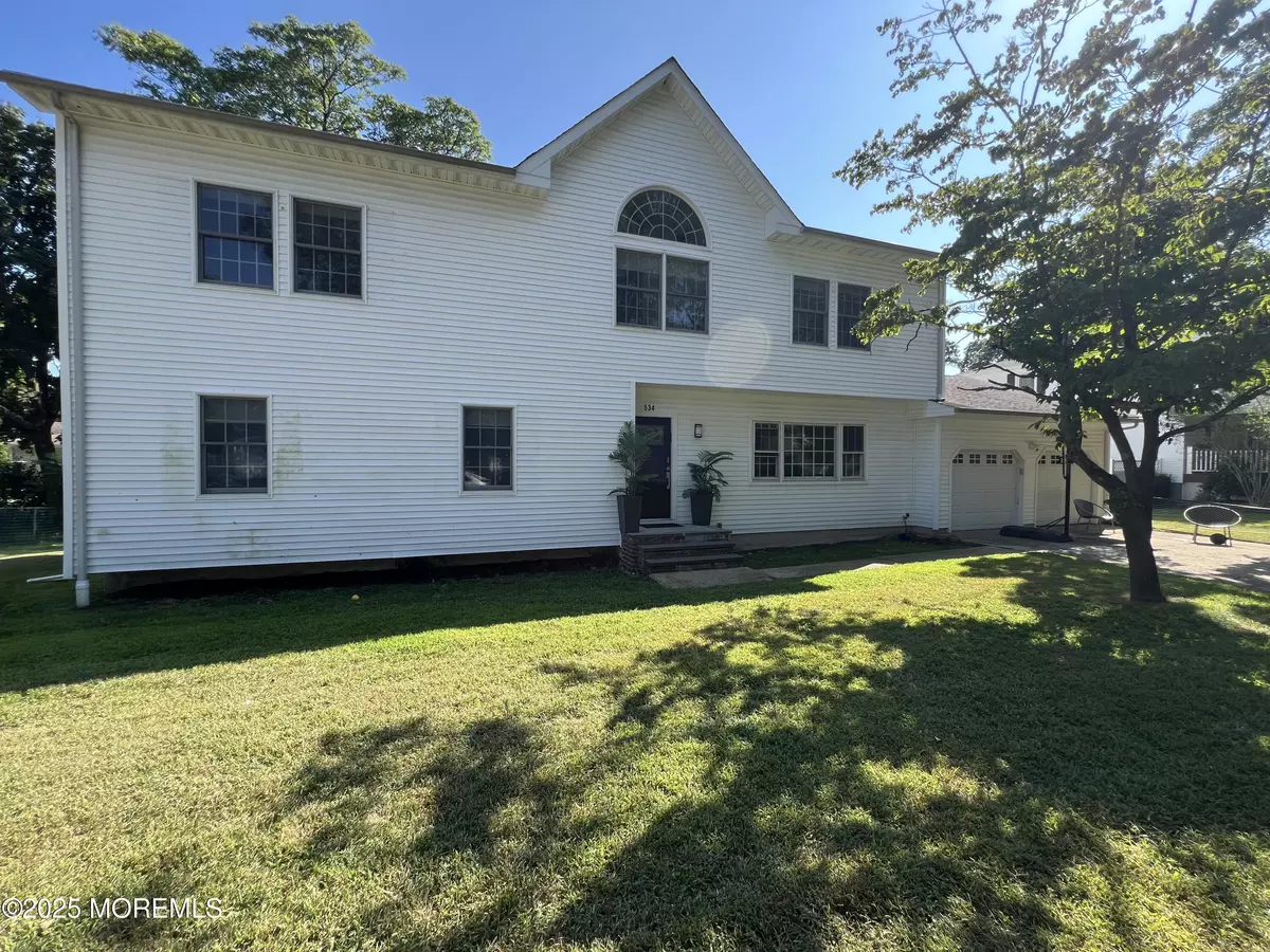 Oakhurst, NJ 07755,534 Apple Drive