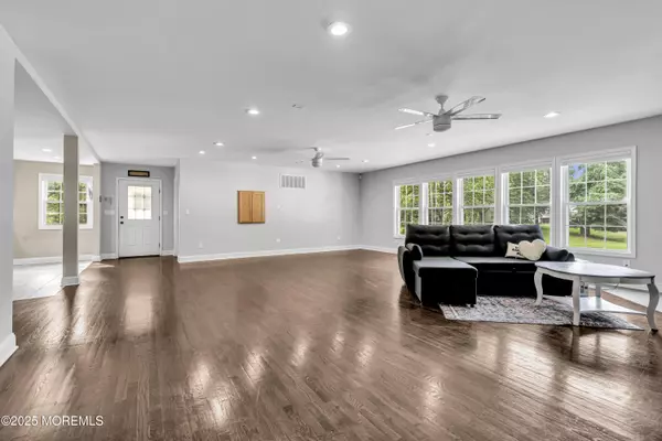 Manalapan, NJ 07726,123 Freehold Road