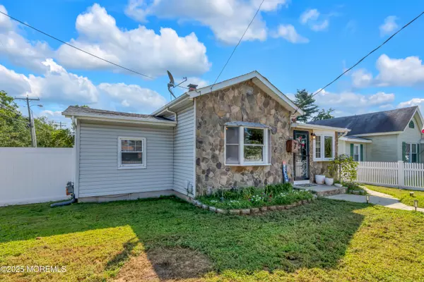 Lakehurst, NJ 08733,7 Locust Street